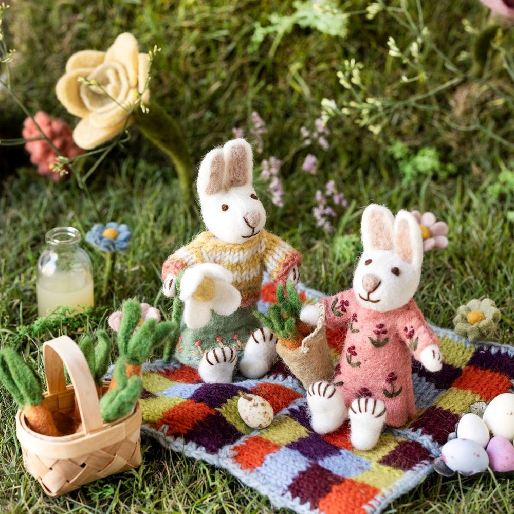 Gry & Sif Bunny Small White Girl Carrot Basket