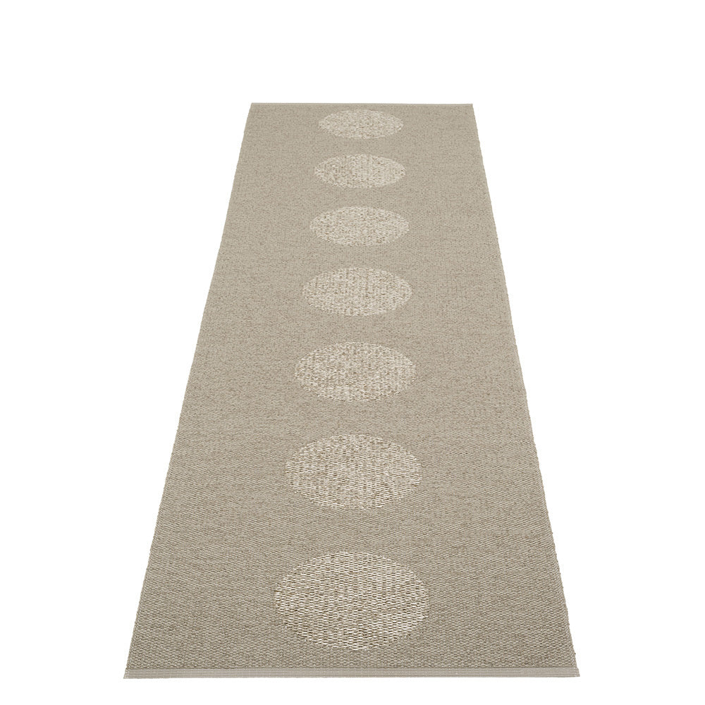 Pappelina-vera-2-0-rug-dark-linen