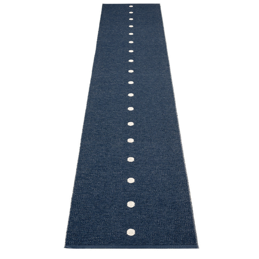 Pappelina-peg-rug-dark-blue70x450