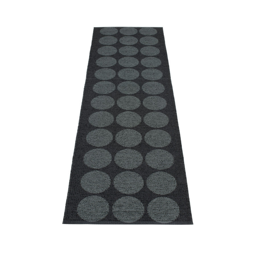 Pappelina-hugo-rug-black70x320