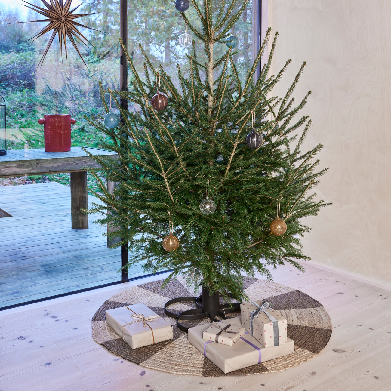 OYOY-natale-glass-ball-smoke