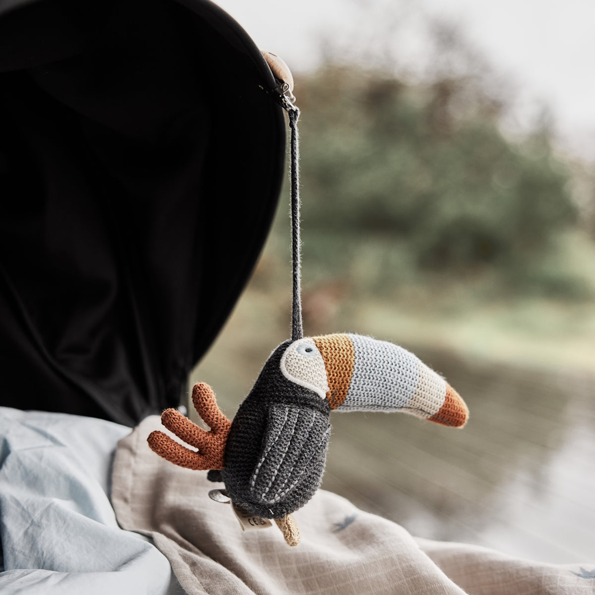 OYOY-toucan-baby-carrier-clip