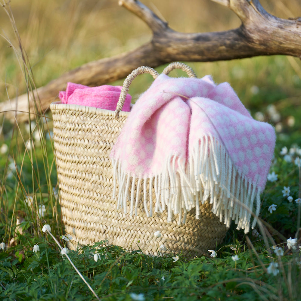 Klippan-gotland-dots-wool-blanketPink