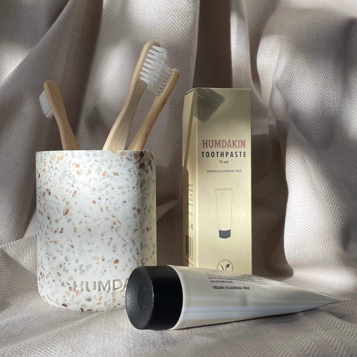humdakin-terrazzo-toothbrush-mug