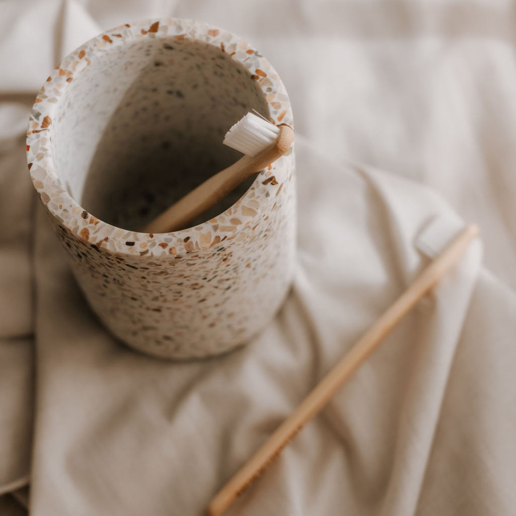 humdakin-terrazzo-toothbrush-mug