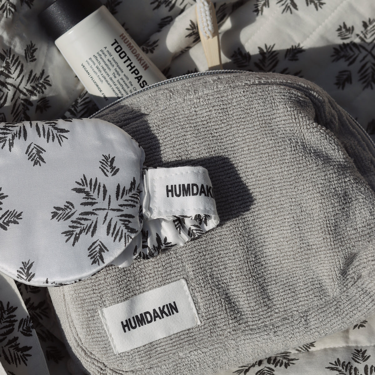 humdakin-terry-toiletry-bag-green-tea