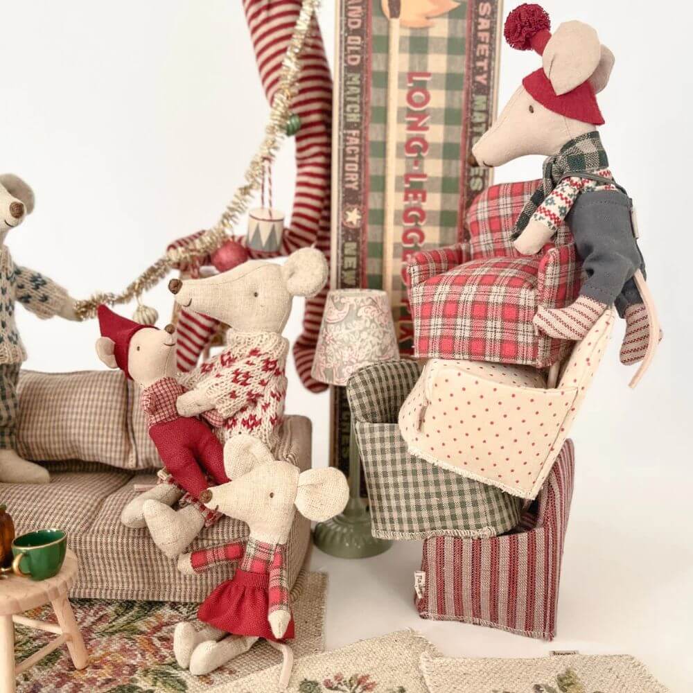 Maileg_Chair_Mouse_Red_Checker_Lifestyle