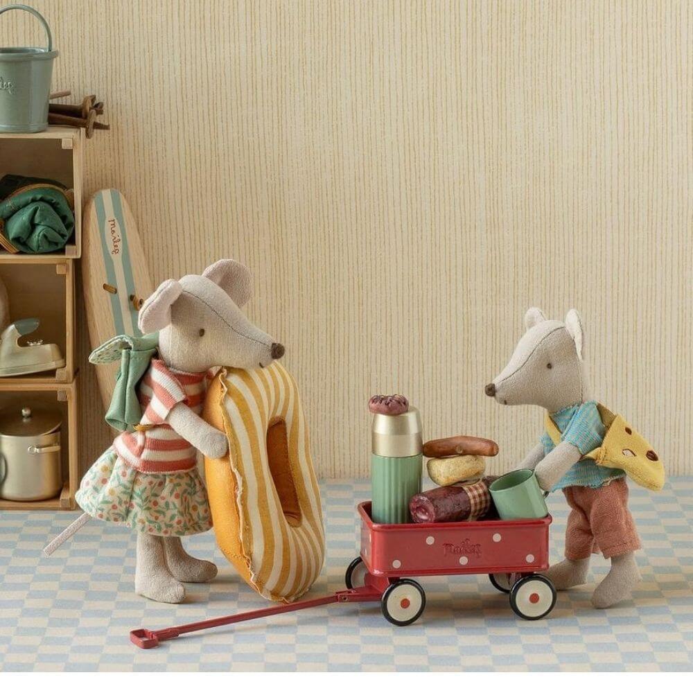 Maileg_Wagon_Mouse_Red_Lifestyle_1