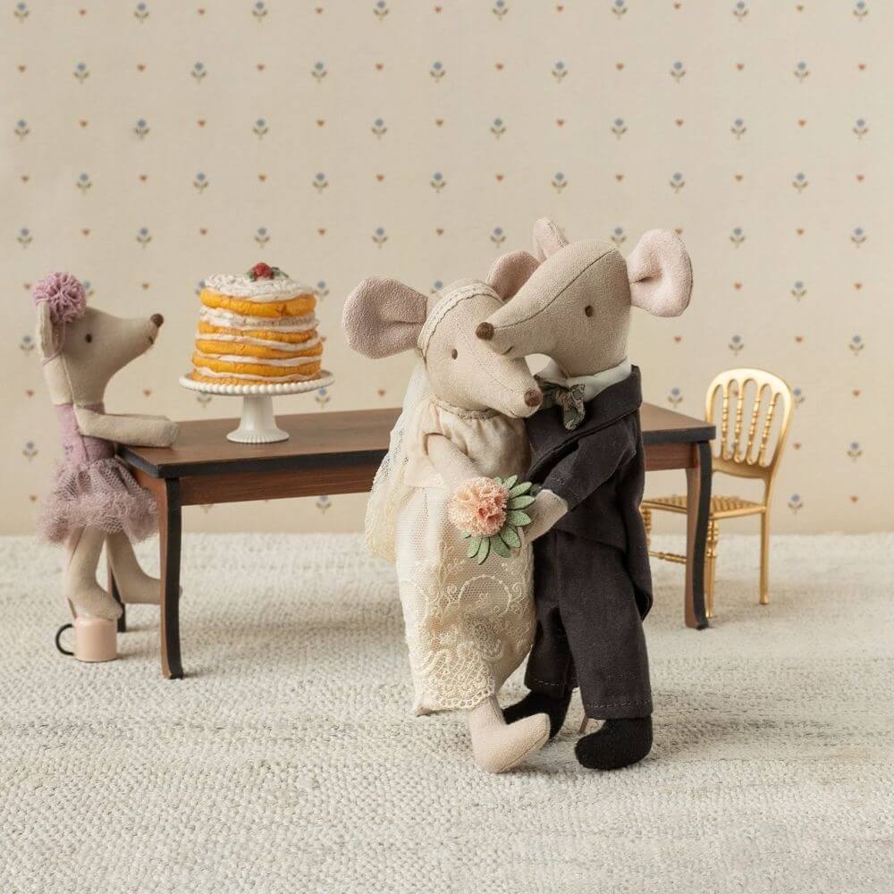 Maileg_Wedding_Mice_Couple_in_Box_Mum_and_Dad_Lifestyle_1