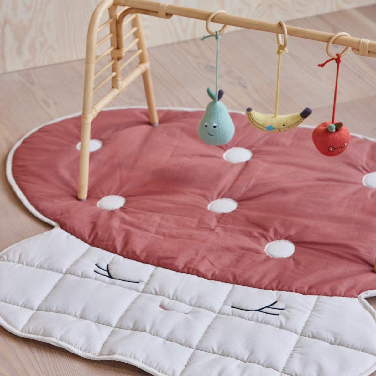 oyoy-mushroom-quilted-blanket-red