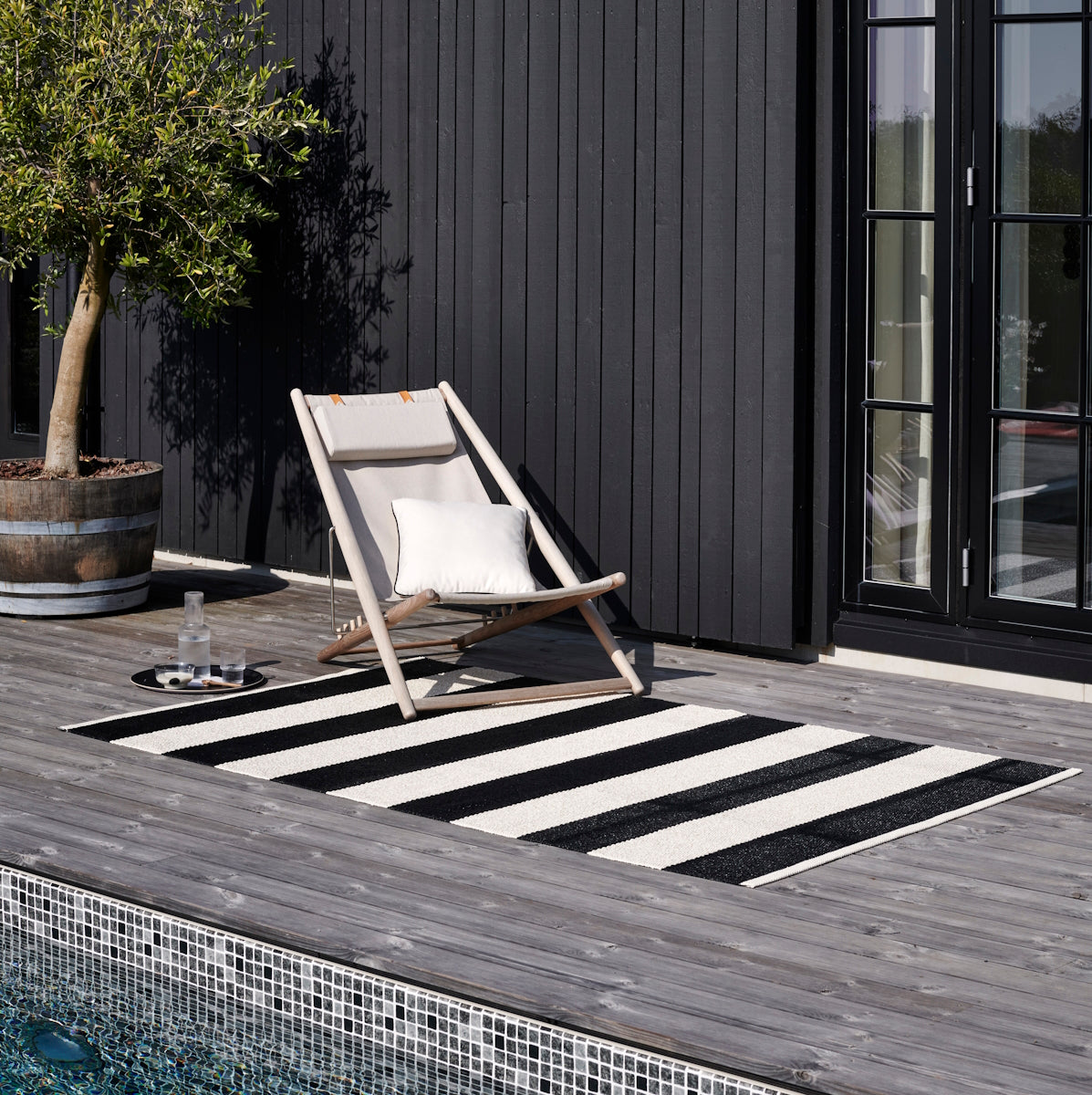 Pappelina-bob-rug-black-170x300