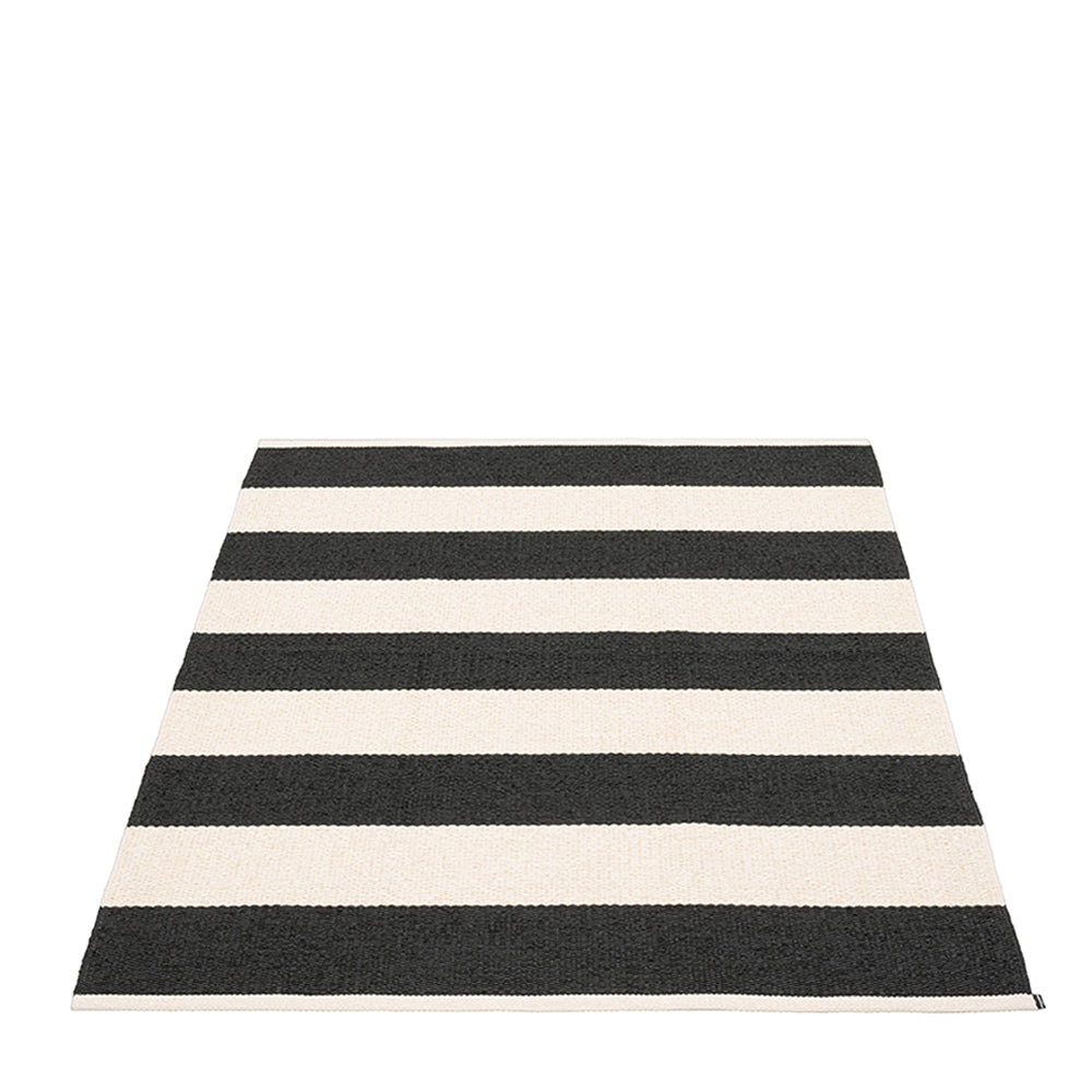Pappelina-bob-rug-black-1