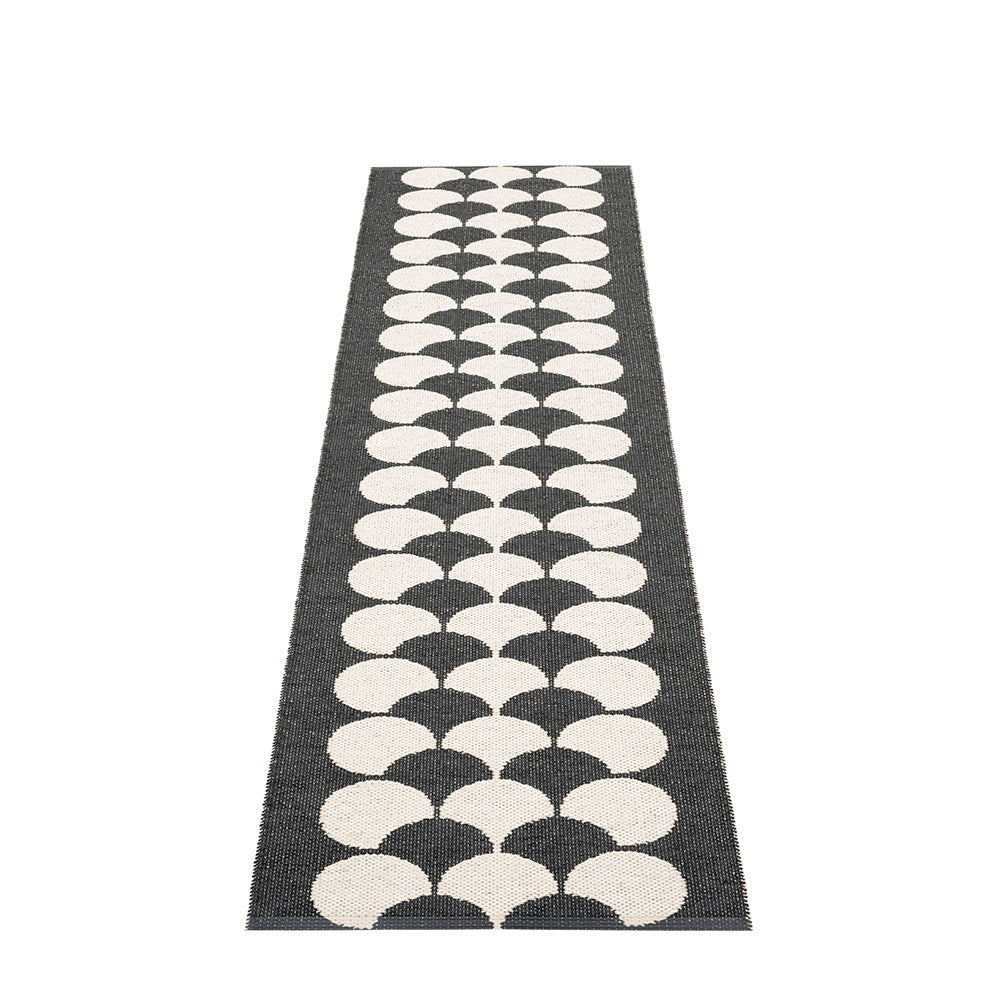Pappelina-poppy-rug-black