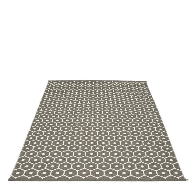 Pappelina-honey-rug-charcoal