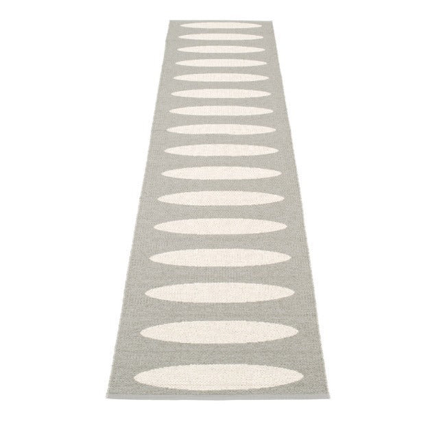 Pappelina-ella-rug-warm-grey70x450