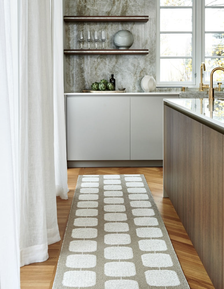 Pappelina-sten-rug-light-nougat70x300