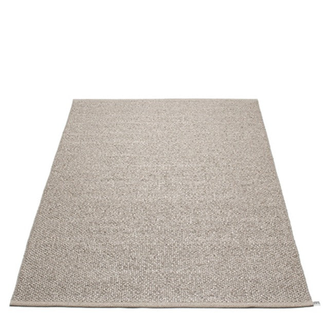 Pappelina-svea-rug-metallic-mud70x320