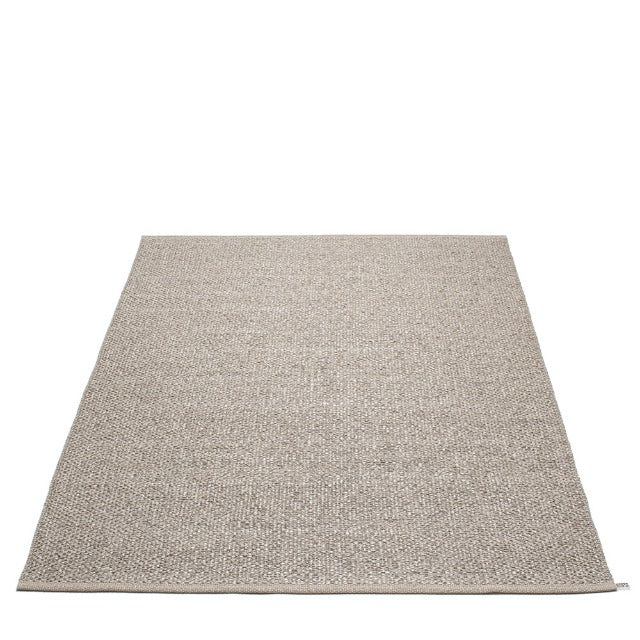 Pappelina-svea-rug-metallic-mud70x400