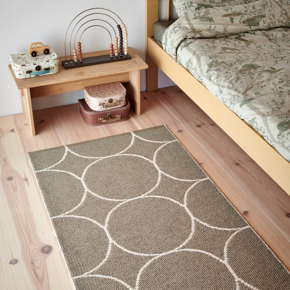 Pappelina-boo-rug-dark-linen70x400