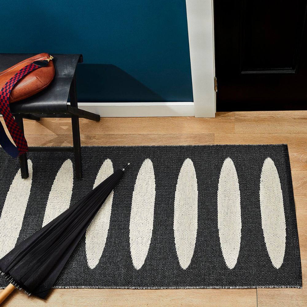 Pappelina_Rug_Ella_Black_Lifestyle