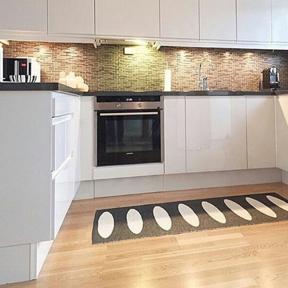 Pappelina_Rug_Ella_Black_Kitchen_Lifestyle_Kitchen