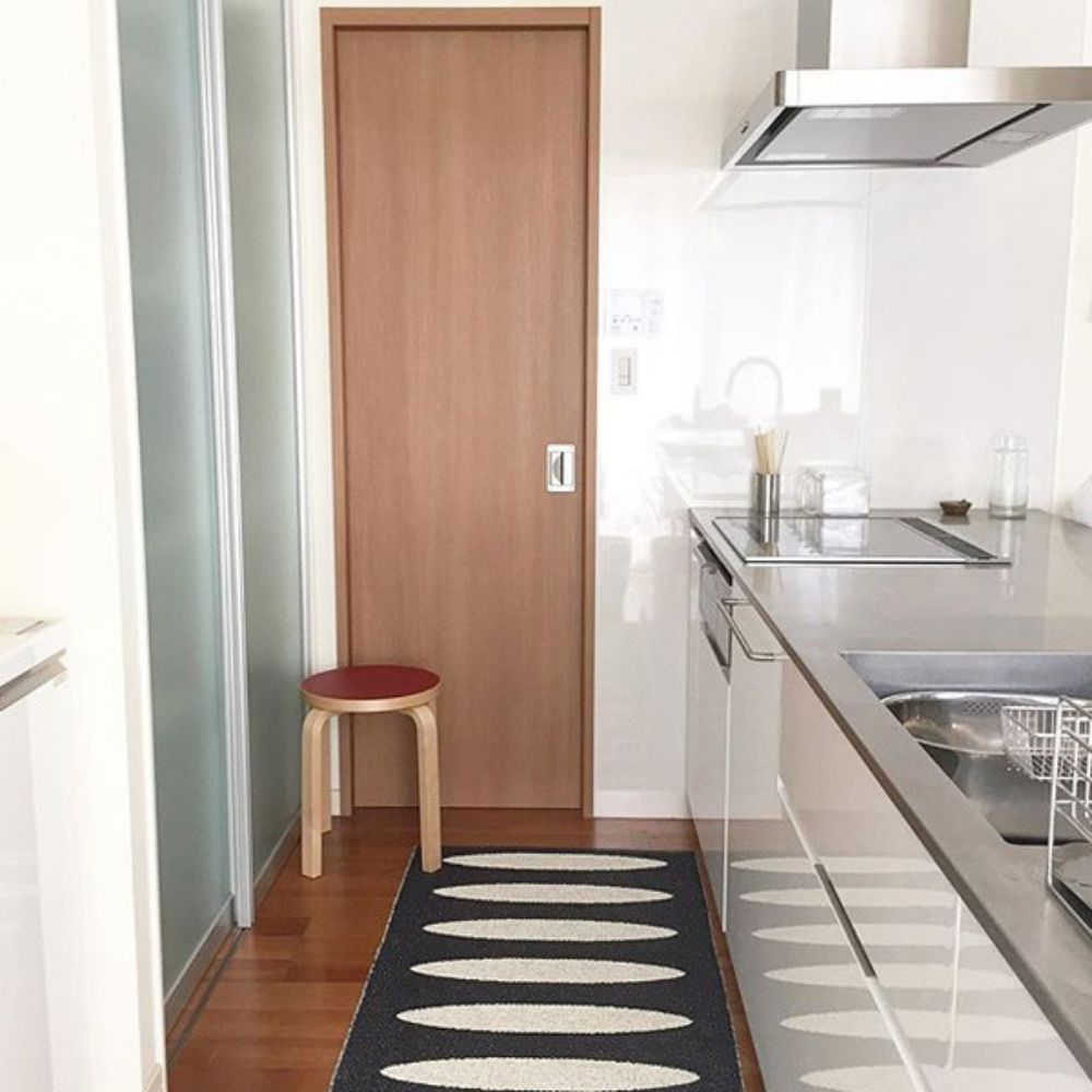 Pappelina_Rug_Ella_Black_Lifestyle_Kitchen