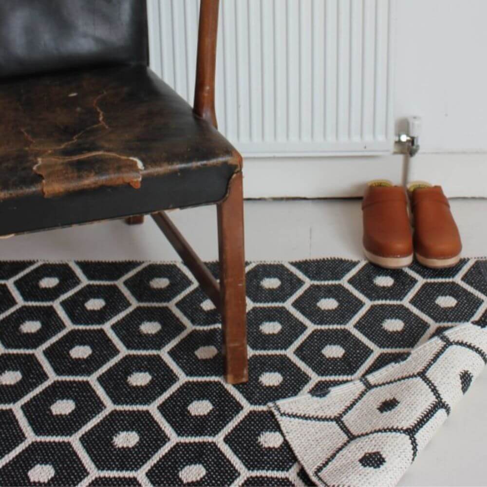 Pappelina_Rug_Honey_Black_Lifestyle