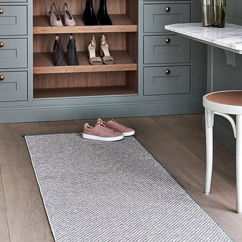 Pappelina_Rug_Mono_Dark_Linen_Lifestyle_1