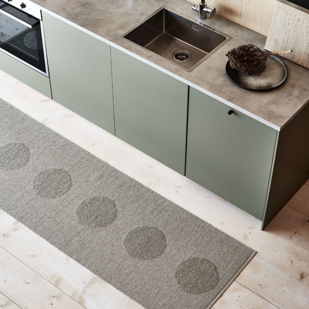 Pappelina_Rug_Vera_2.0_Dark_Linen_Lifestyle