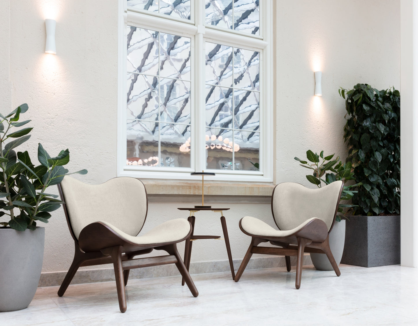 Umage-a-conversation-piece-lounge-chair-low-dark-oakTeddyWhite