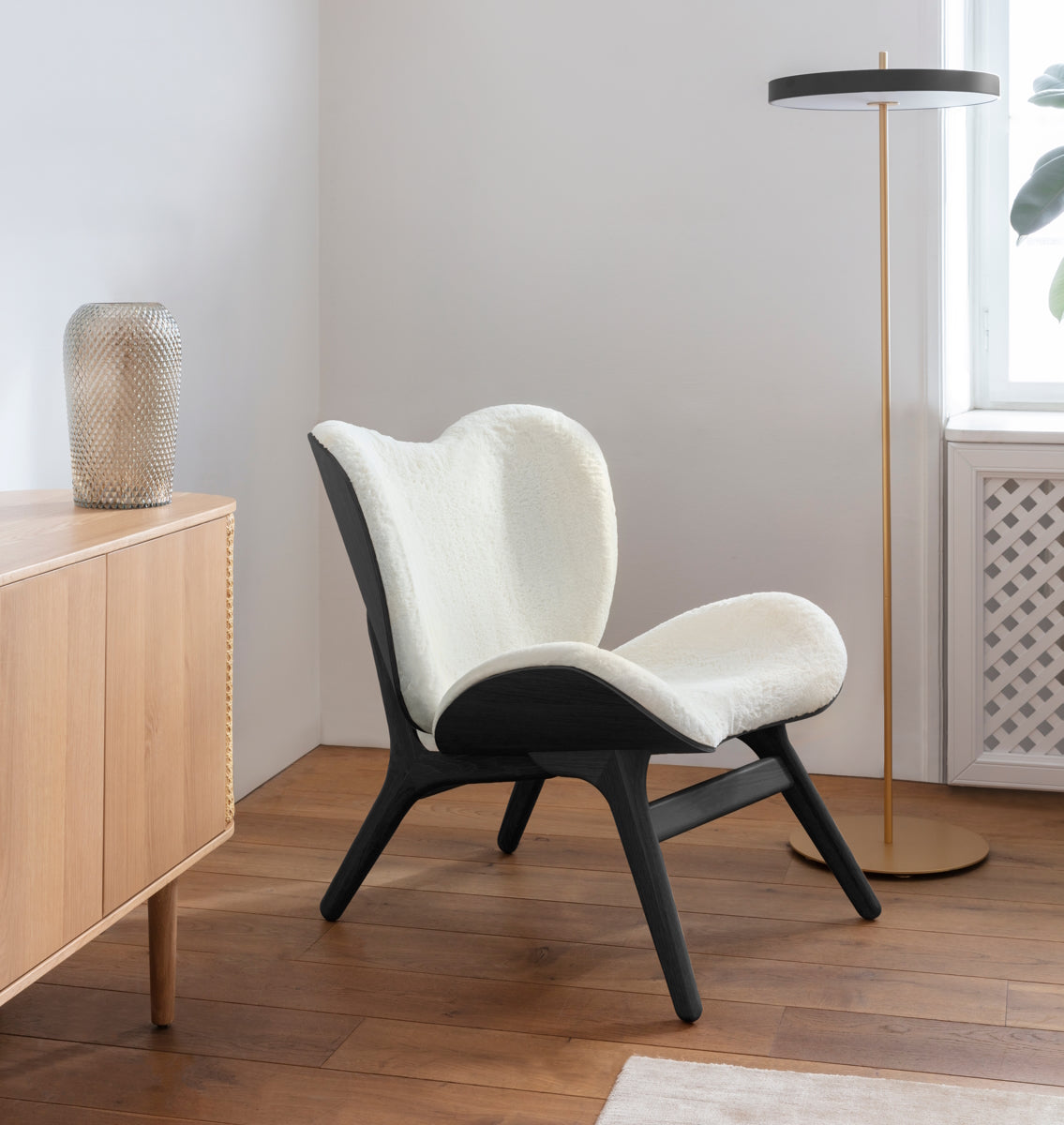 Umage-a-conversation-piece-lounge-chair-low-black-oakLeatherBlack