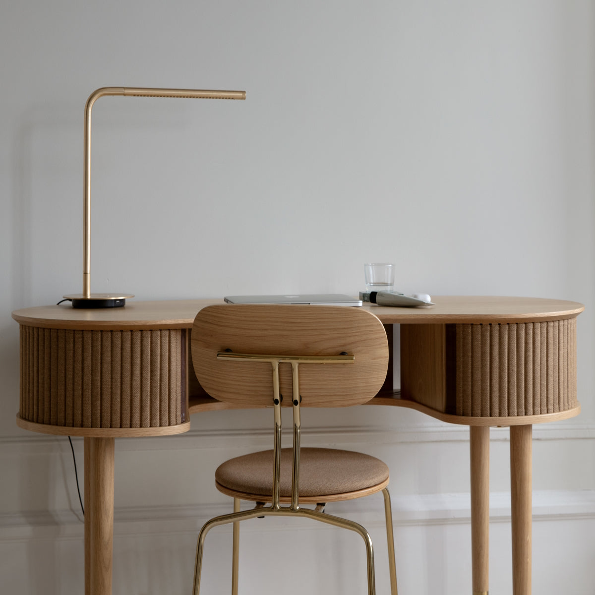 umage-audacious-desk-oakCharcoal