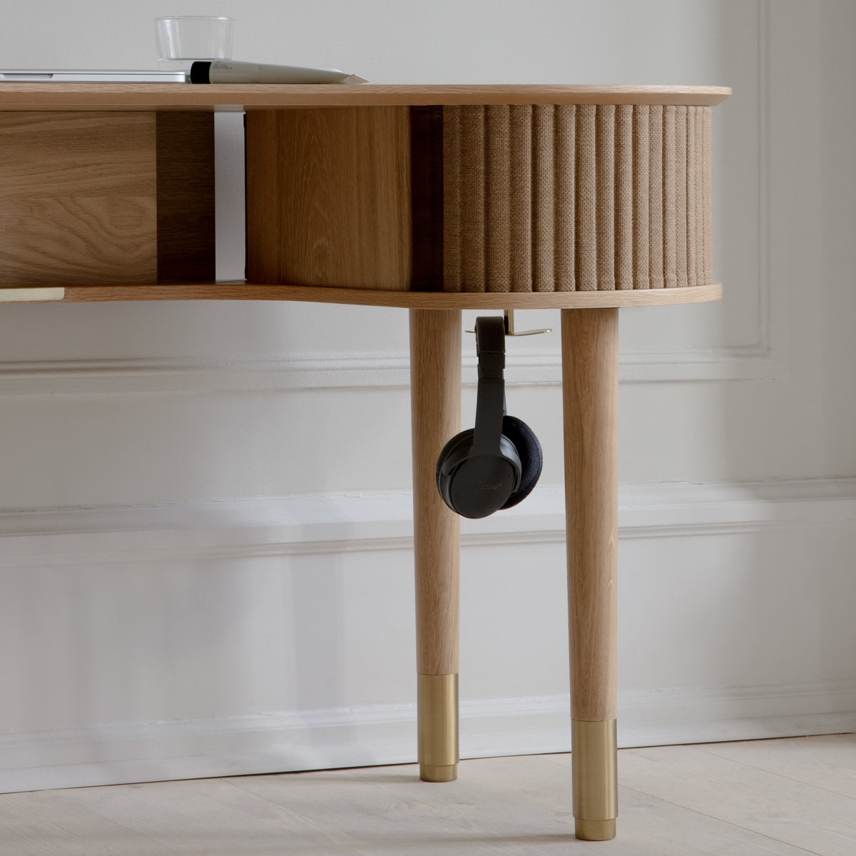 umage-audacious-desk-oakSugarBrown