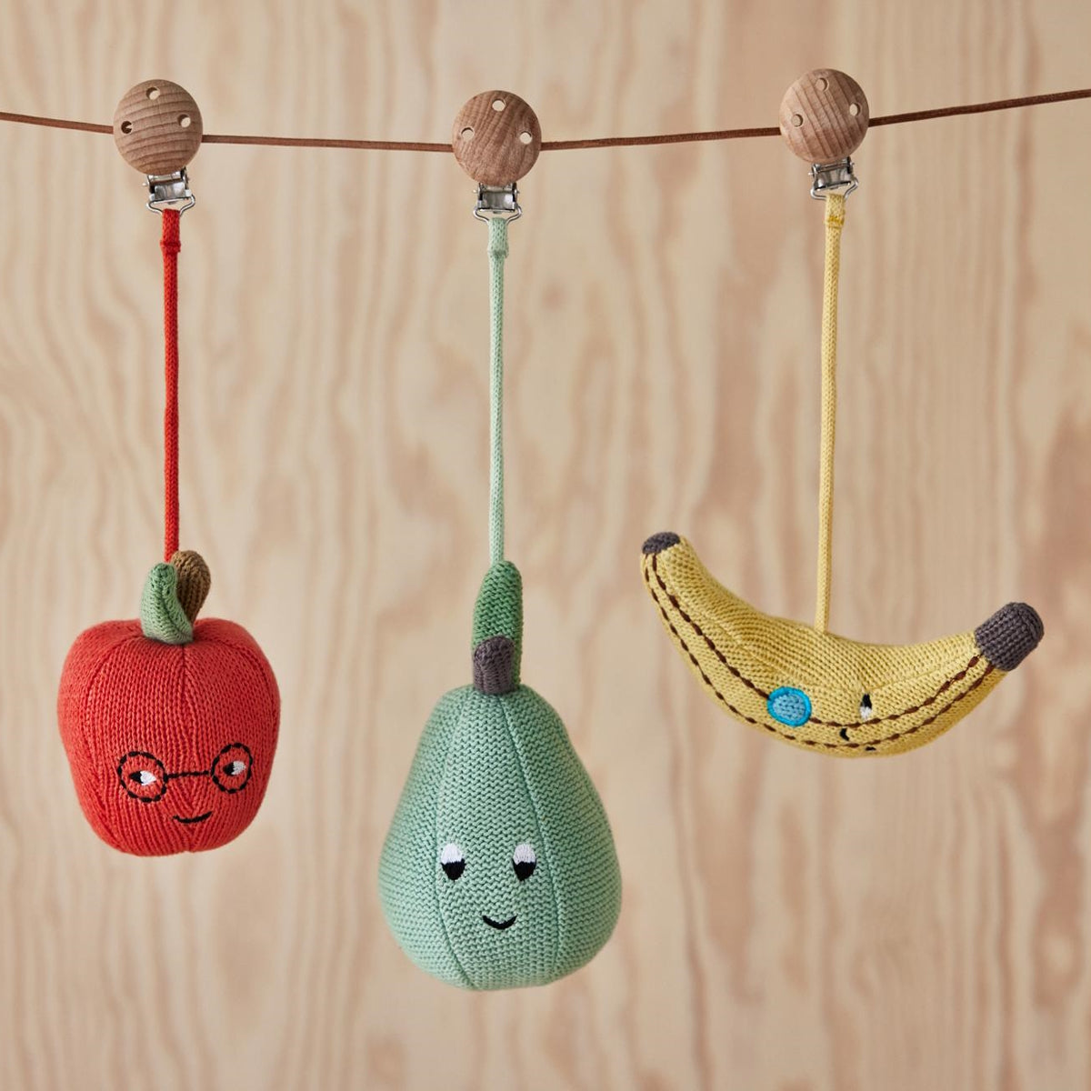 oyoy-yummy-banana-pram-toy-clip