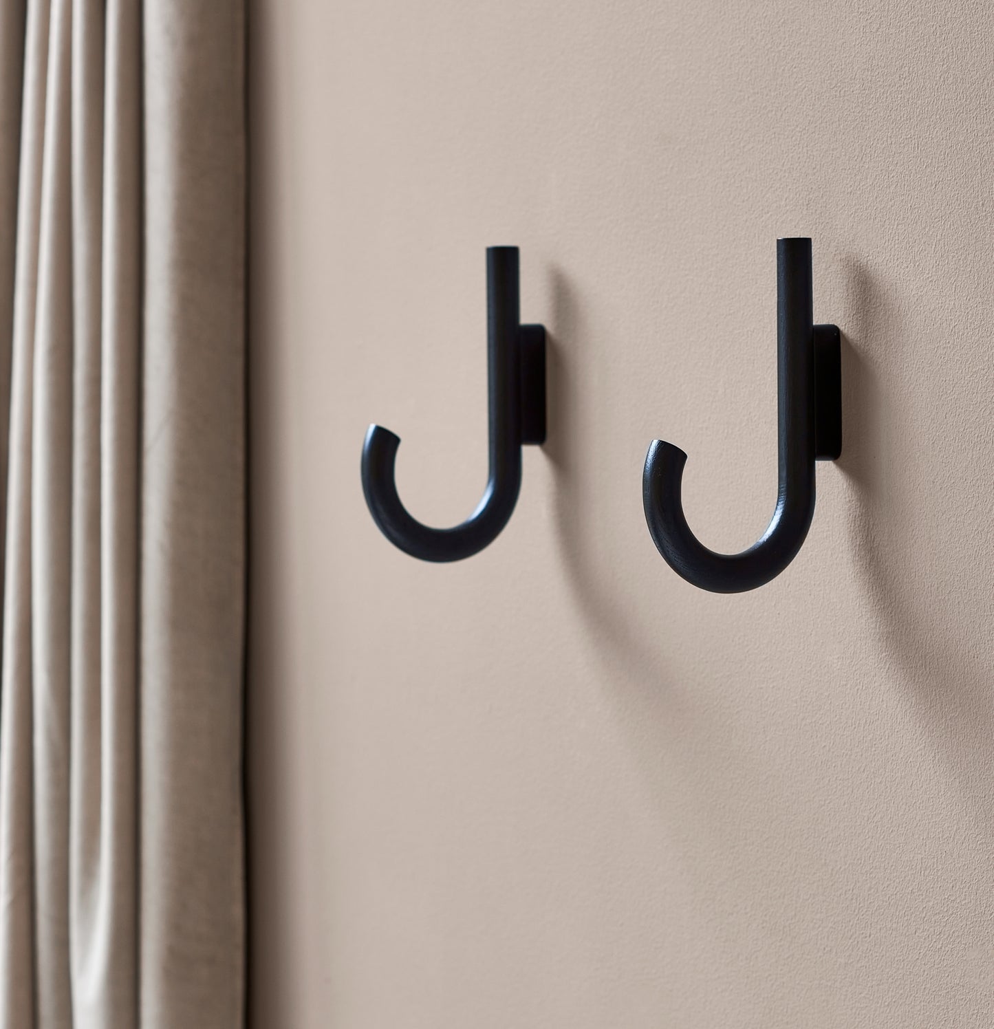 Gejst-hook-hanger-black-oak-black