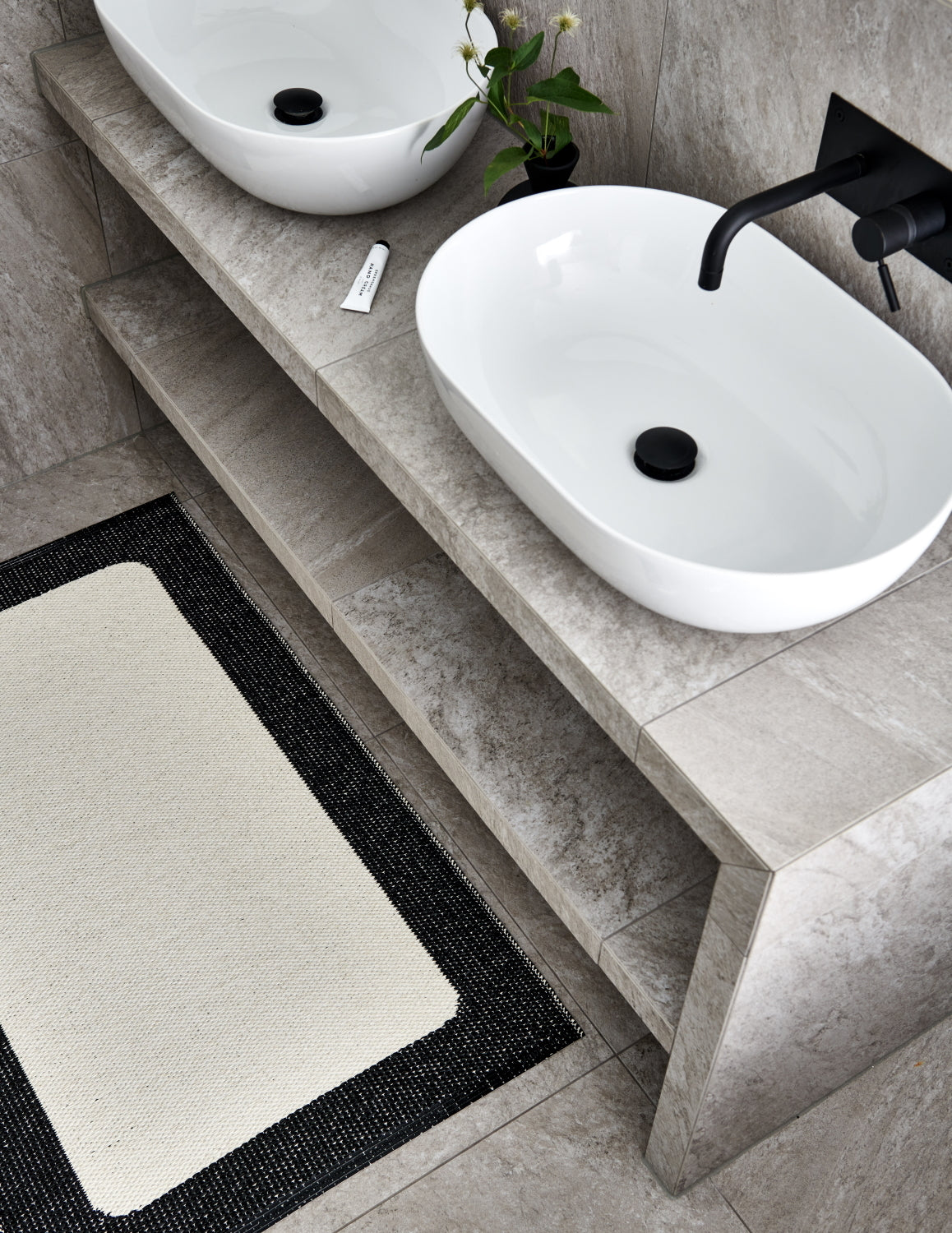 Pappelina-ilda-rug-black180x180