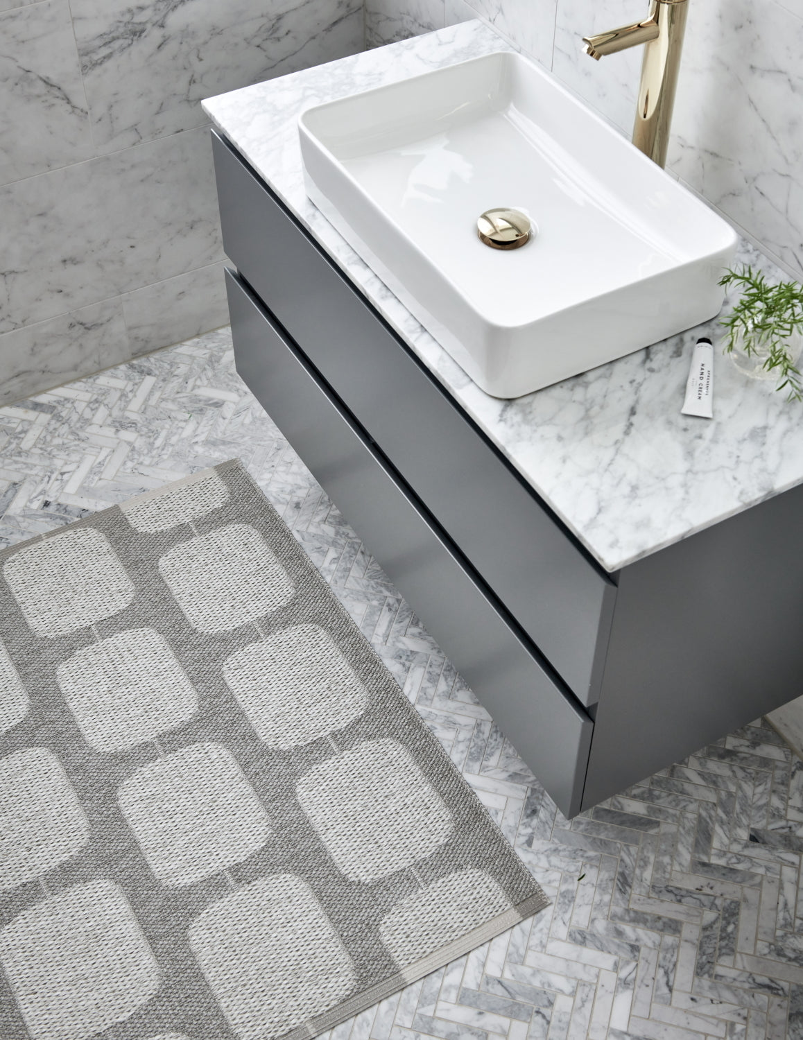 Pappelina-sten-rug-warm-grey70x300