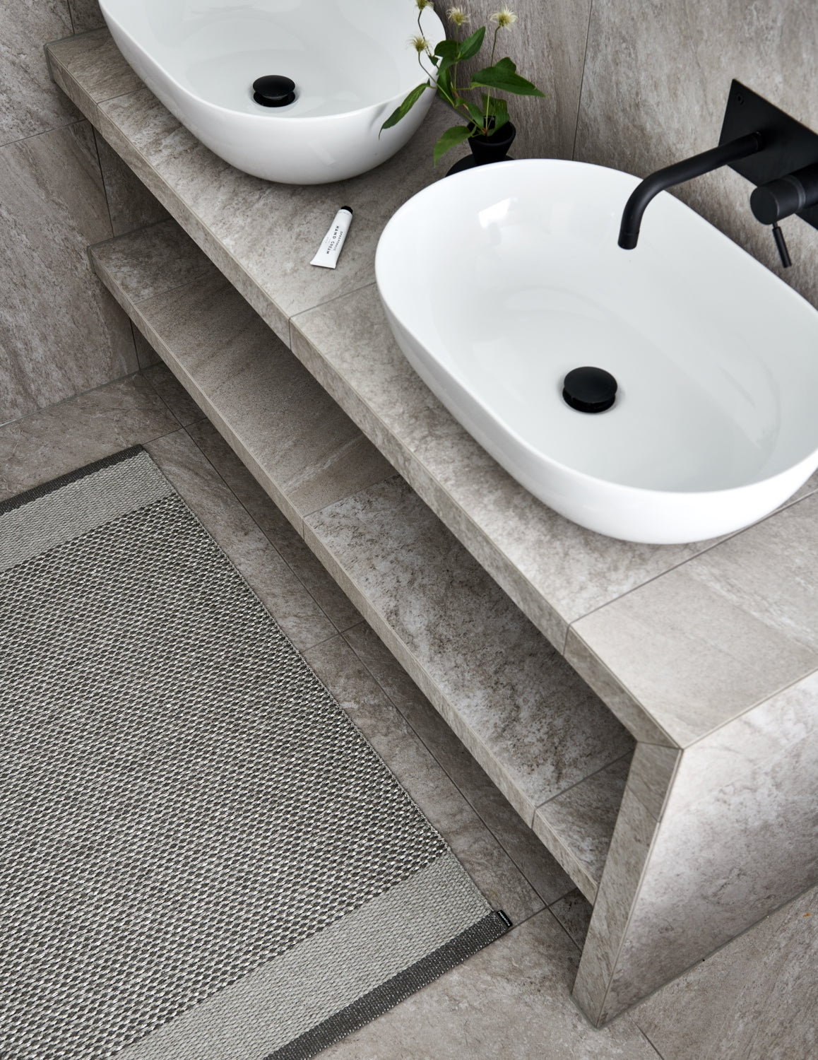 Pappelina-edit-rug-charcoal70x120
