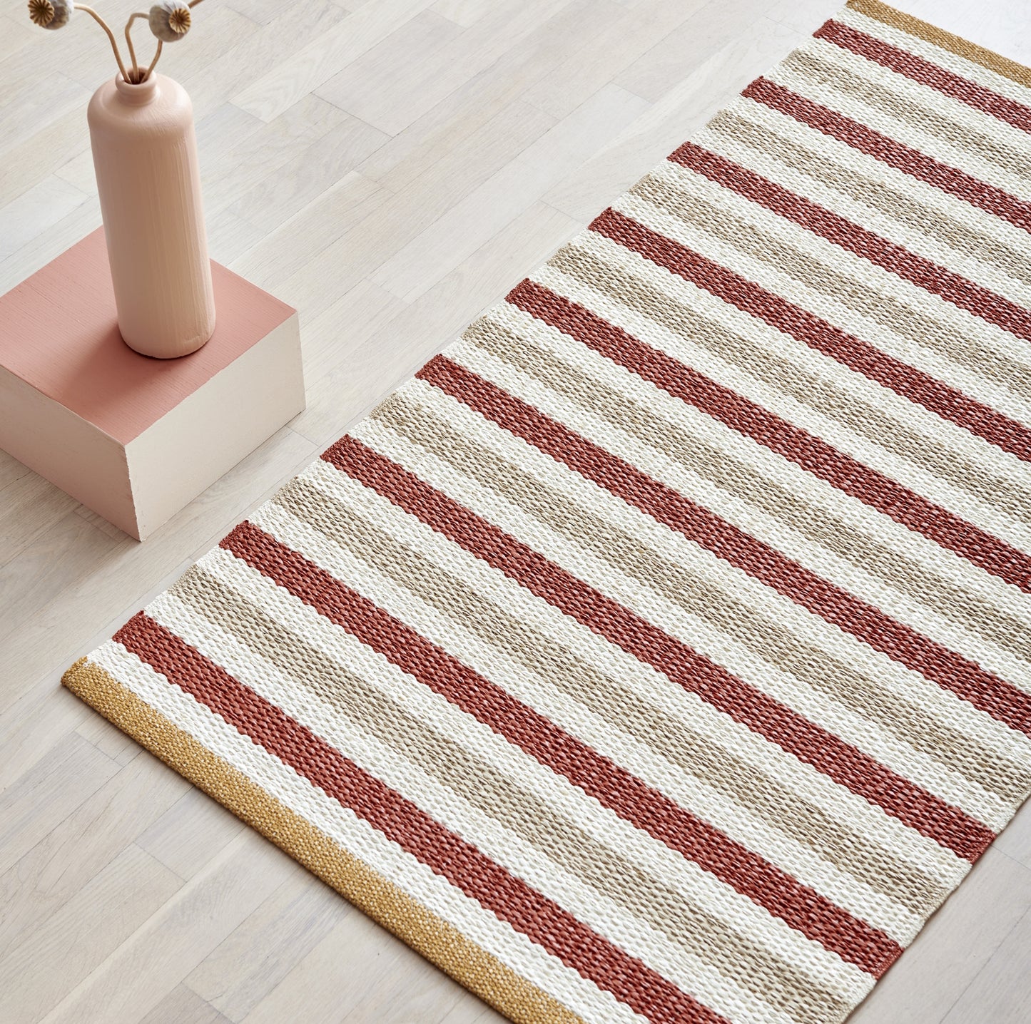 Pappelina-teo-rug-brick-lifestyle