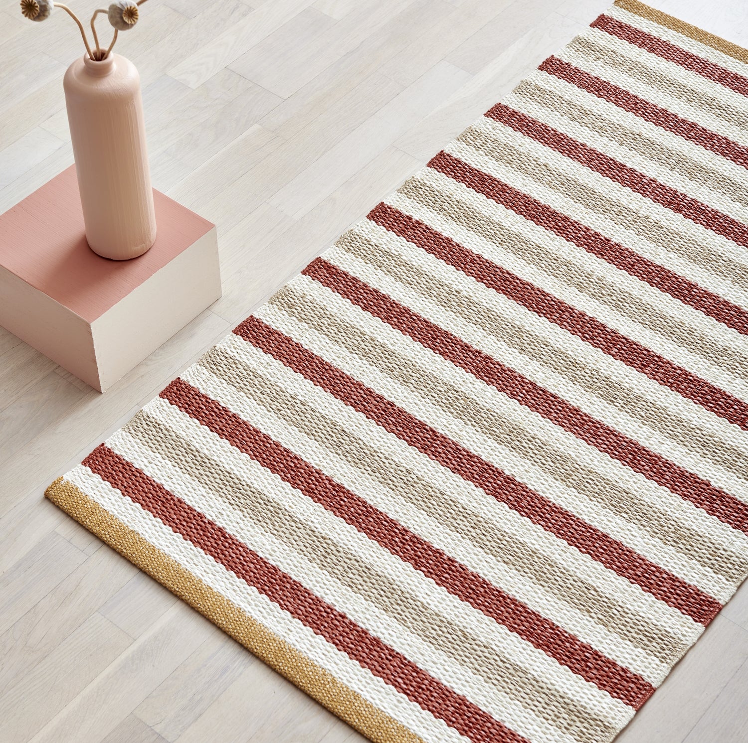 Pappelina-teo-rug-brick-lifestyle