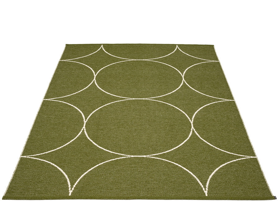 Pappelina-boo-rug-dark-olive