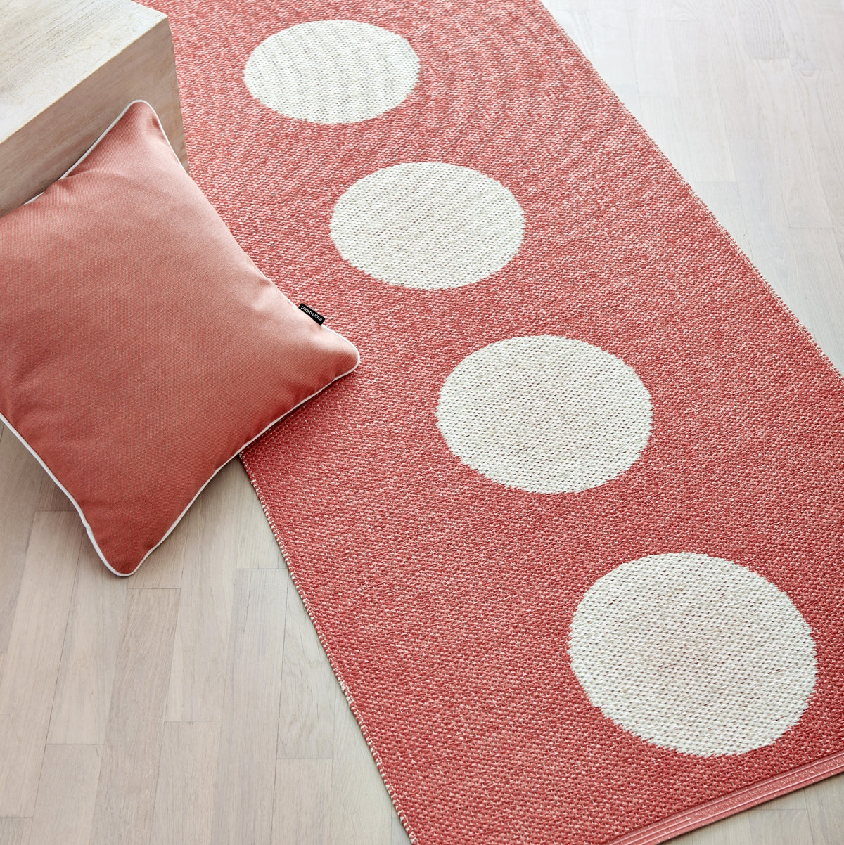 Pappelina-vera-rug-flamingo-70x15070x150
