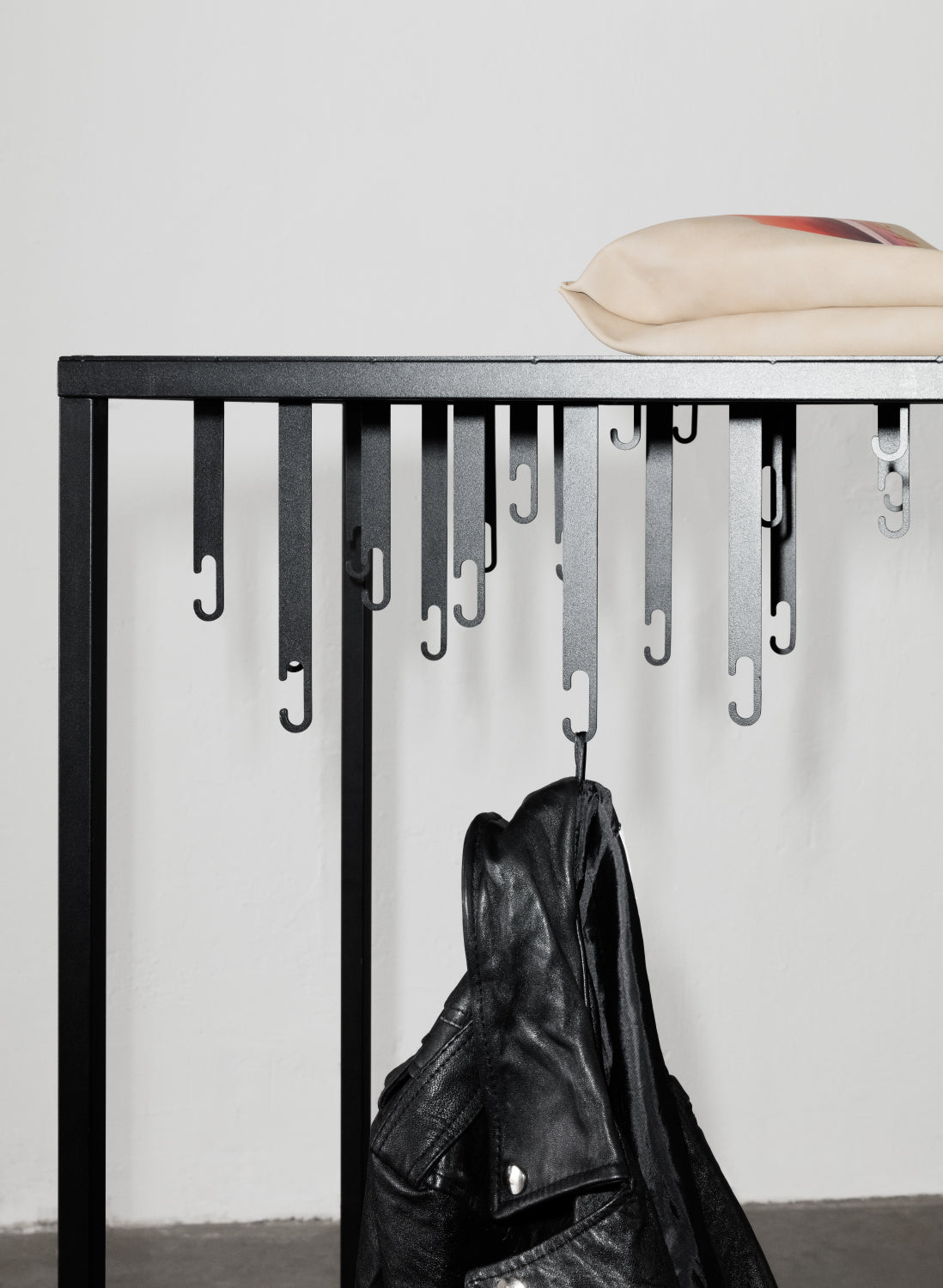 DesignHouseStockholm-atelje-floor-hanger-black