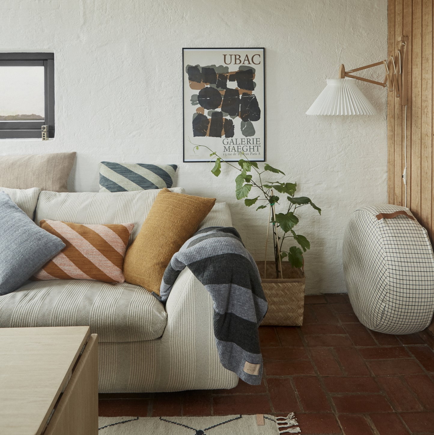OYOY-sit-on-me-pouf-round-white
