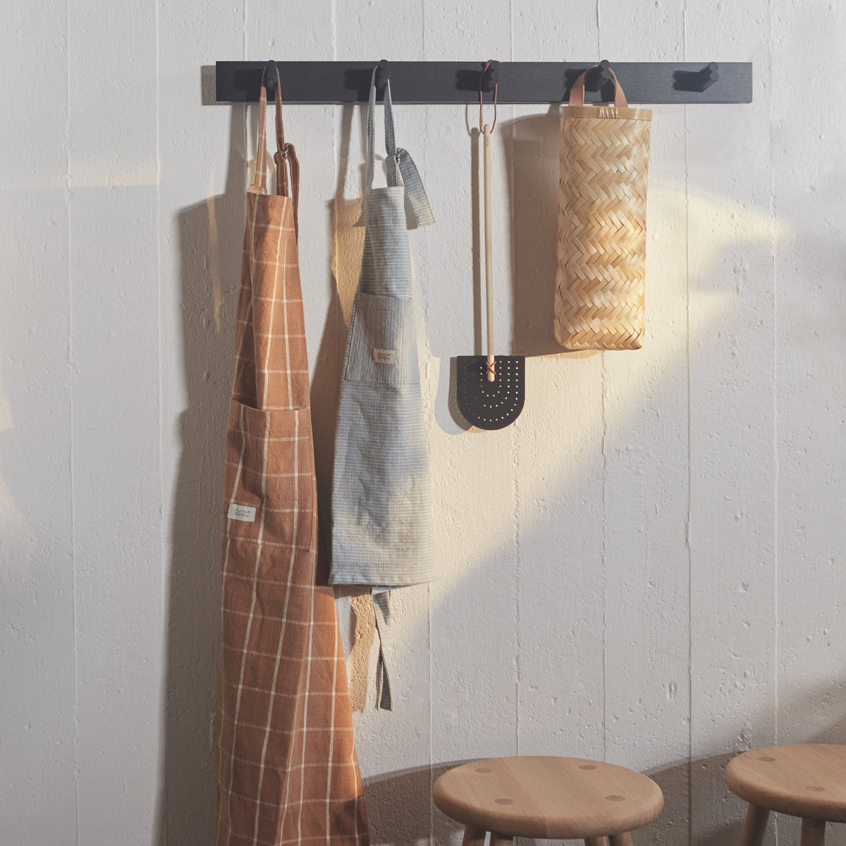 OYOY-pieni-coat-rack-black