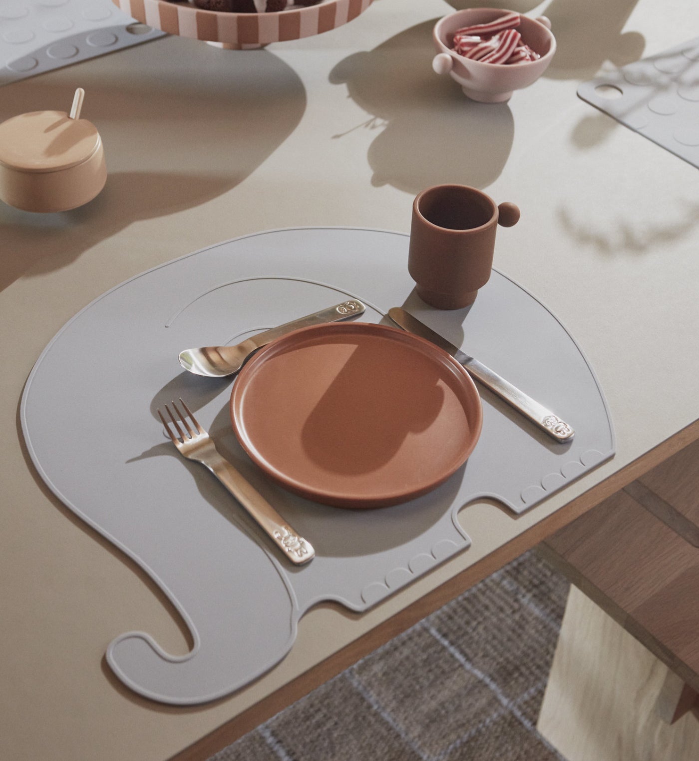 OYOY-placemat-henry-elephant-pale-blue