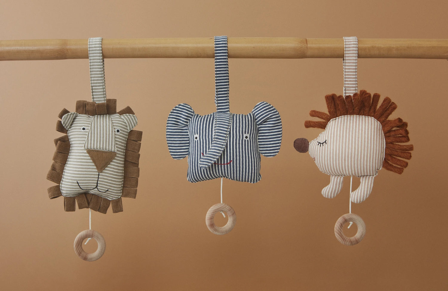 OYOY-lobo-lion-music-mobile-caramel