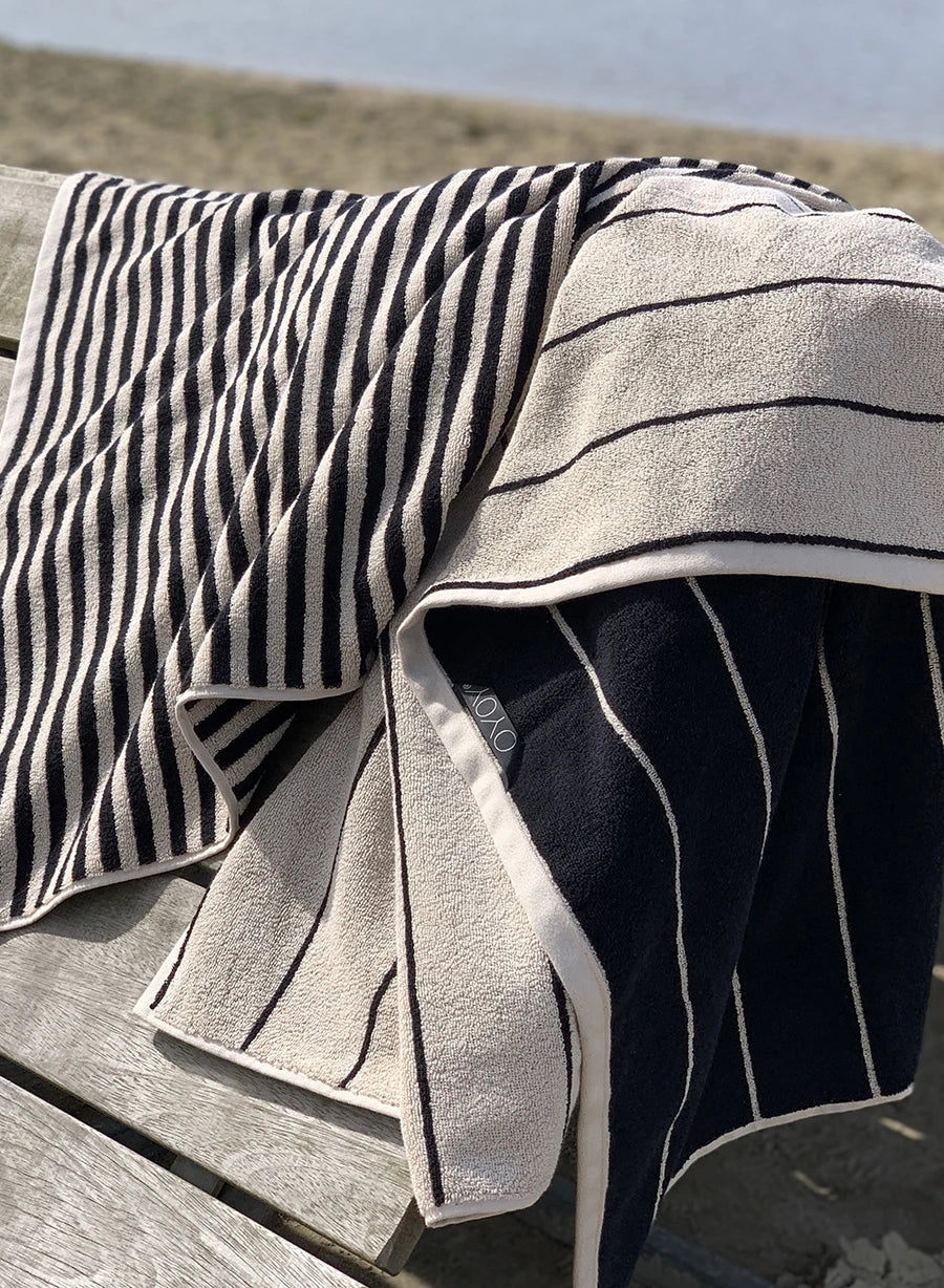 OYOY-raita-hand-towel-black-clay