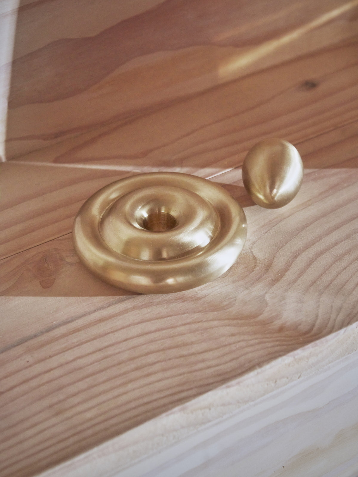 OYOY-savi-solid-brass-candleholder-low