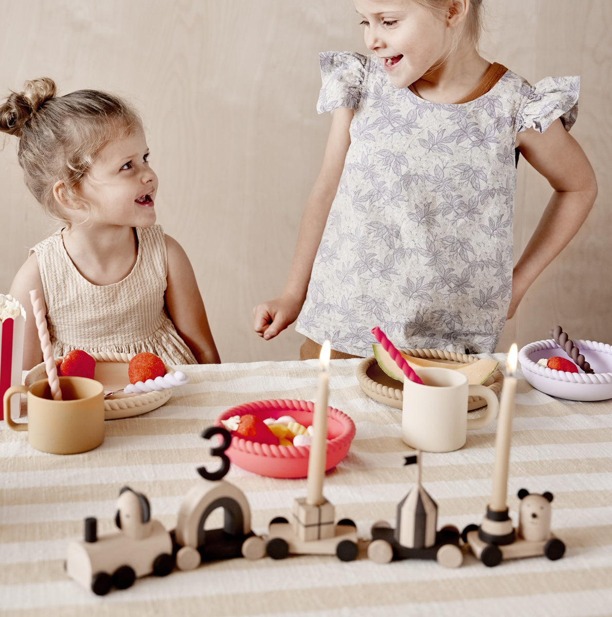 OYOY-mellow-plate-bowl-rubber-lavender